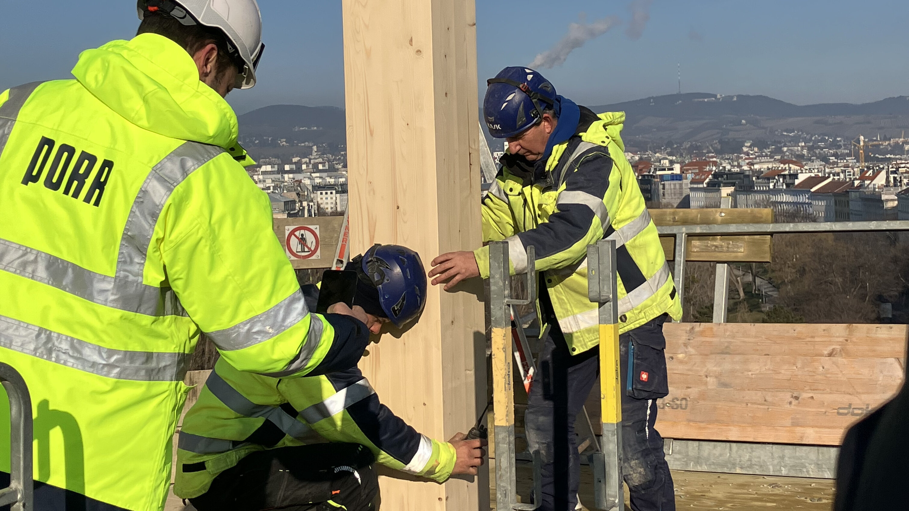 Arbeiter montieren die letzte Holzstütze