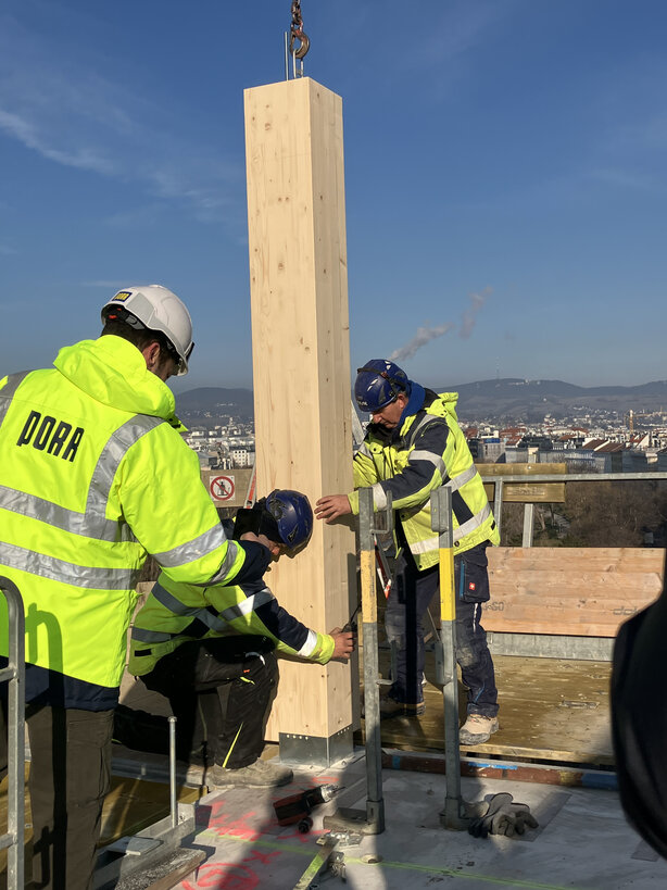 Arbeiter beim Montieren der Holzstütze