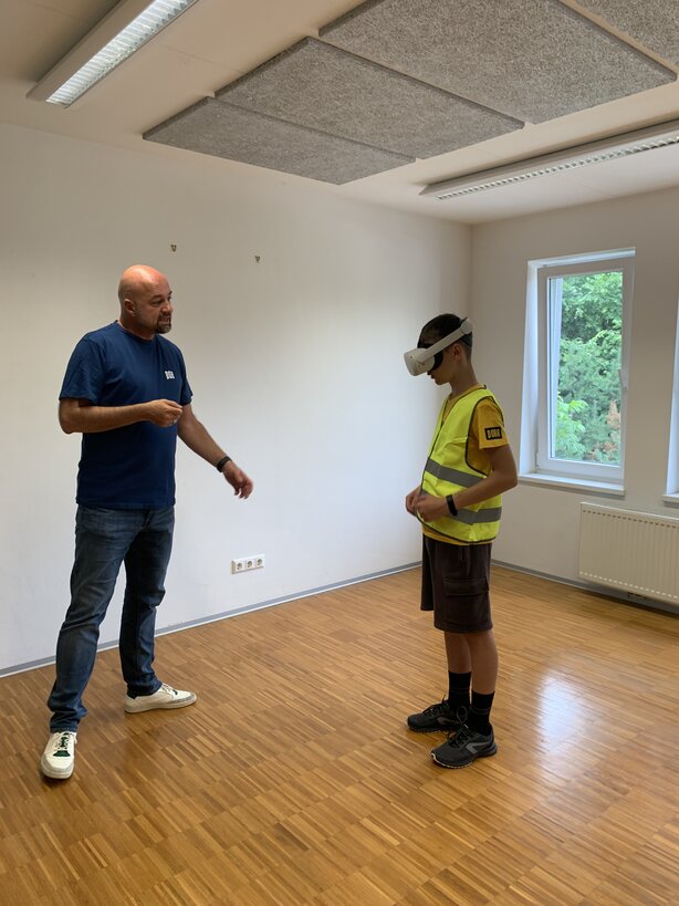 Expert explains BIM and VR glasses to children