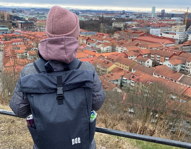 Caroline in front of the skyline of malmö