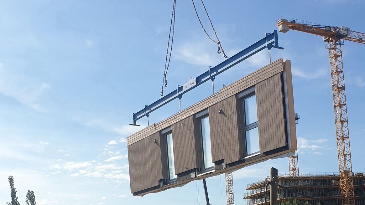 Holzelement wird auf Baustelle geliefert