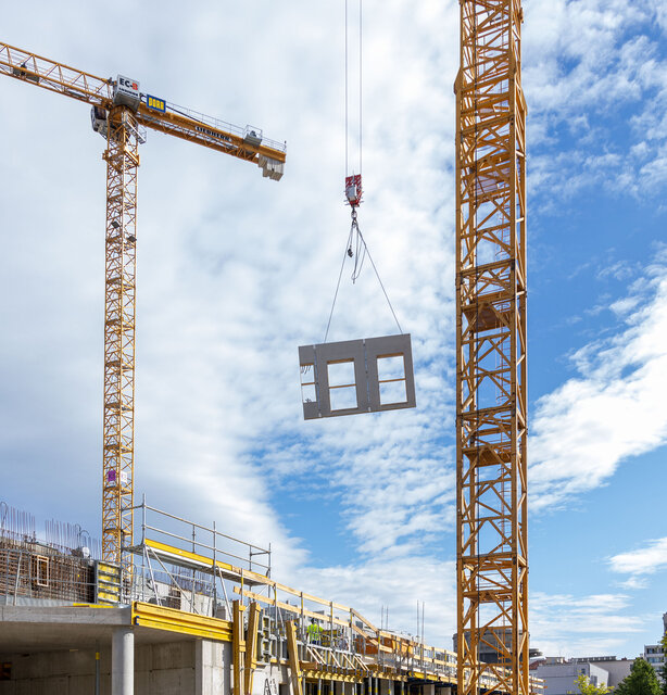 Holzelement wird aufgebaut