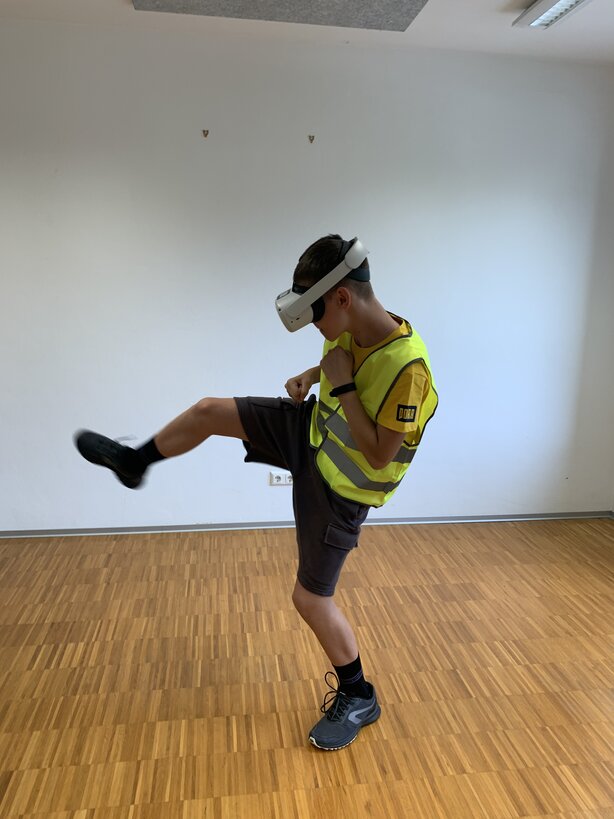 Expert explains BIM and VR glasses to children