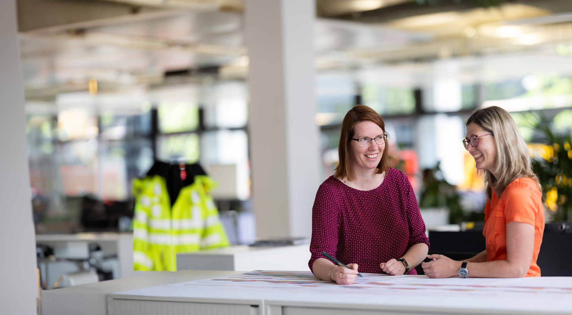 pde Mitarbeiterinnen in Besprechung im Office